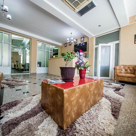 Hotel Darosy Арад Екстериор снимка