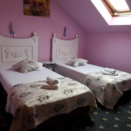 Hotel Darosy Арад Екстериор снимка