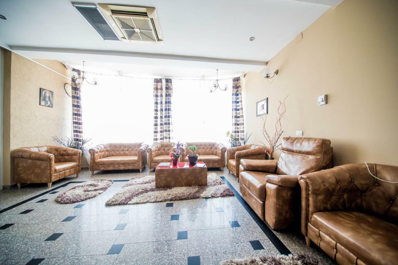Hotel Darosy Арад Екстериор снимка