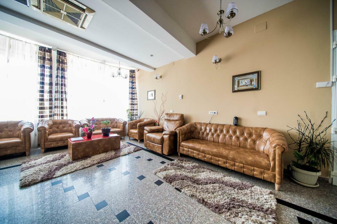 Hotel Darosy Арад Екстериор снимка