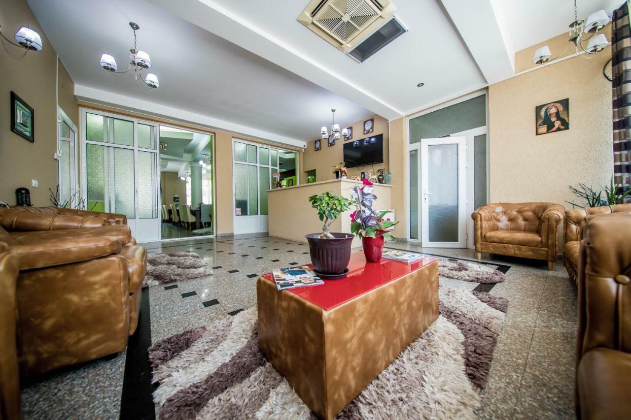 Hotel Darosy Арад Екстериор снимка