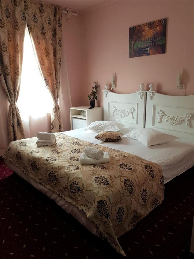 Hotel Darosy Арад Екстериор снимка