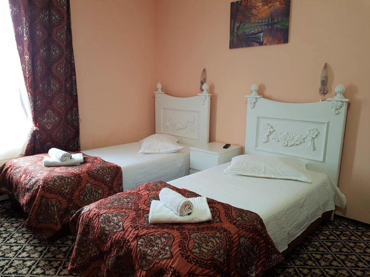 Hotel Darosy Арад Екстериор снимка