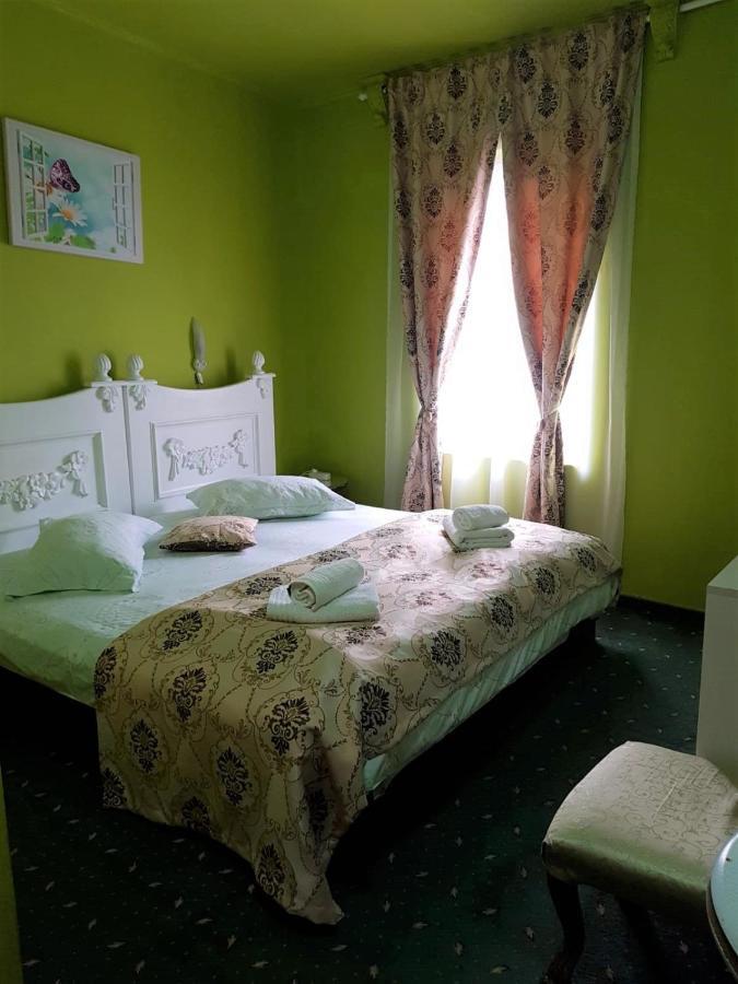 Hotel Darosy Арад Екстериор снимка