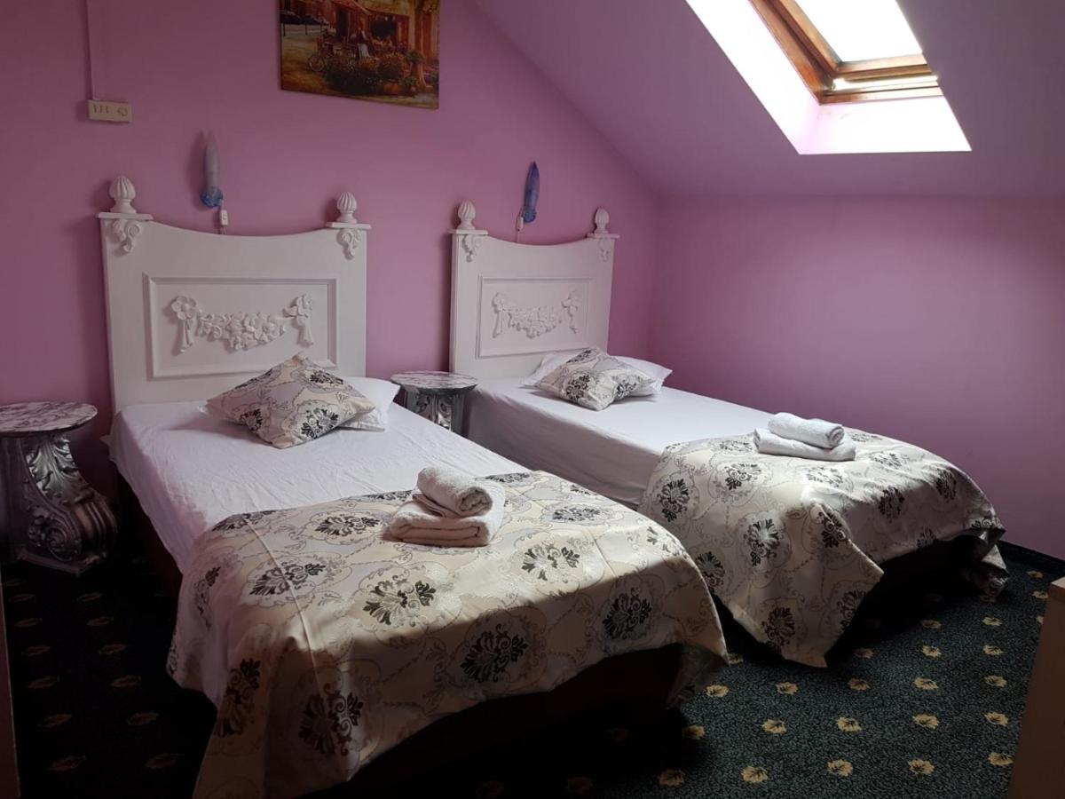 Hotel Darosy Арад Екстериор снимка